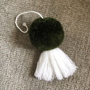 Pom Tassel (NOT NENA & CO)